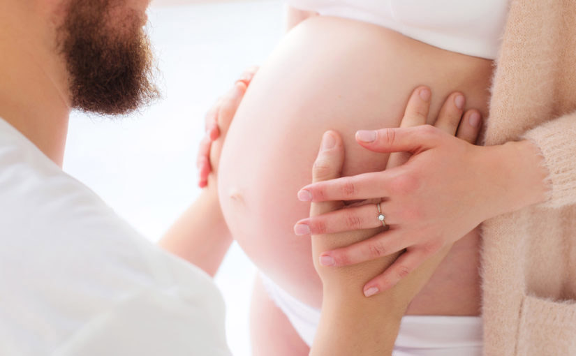 Cuánto se tiene que mover un bebé durante el embarazo